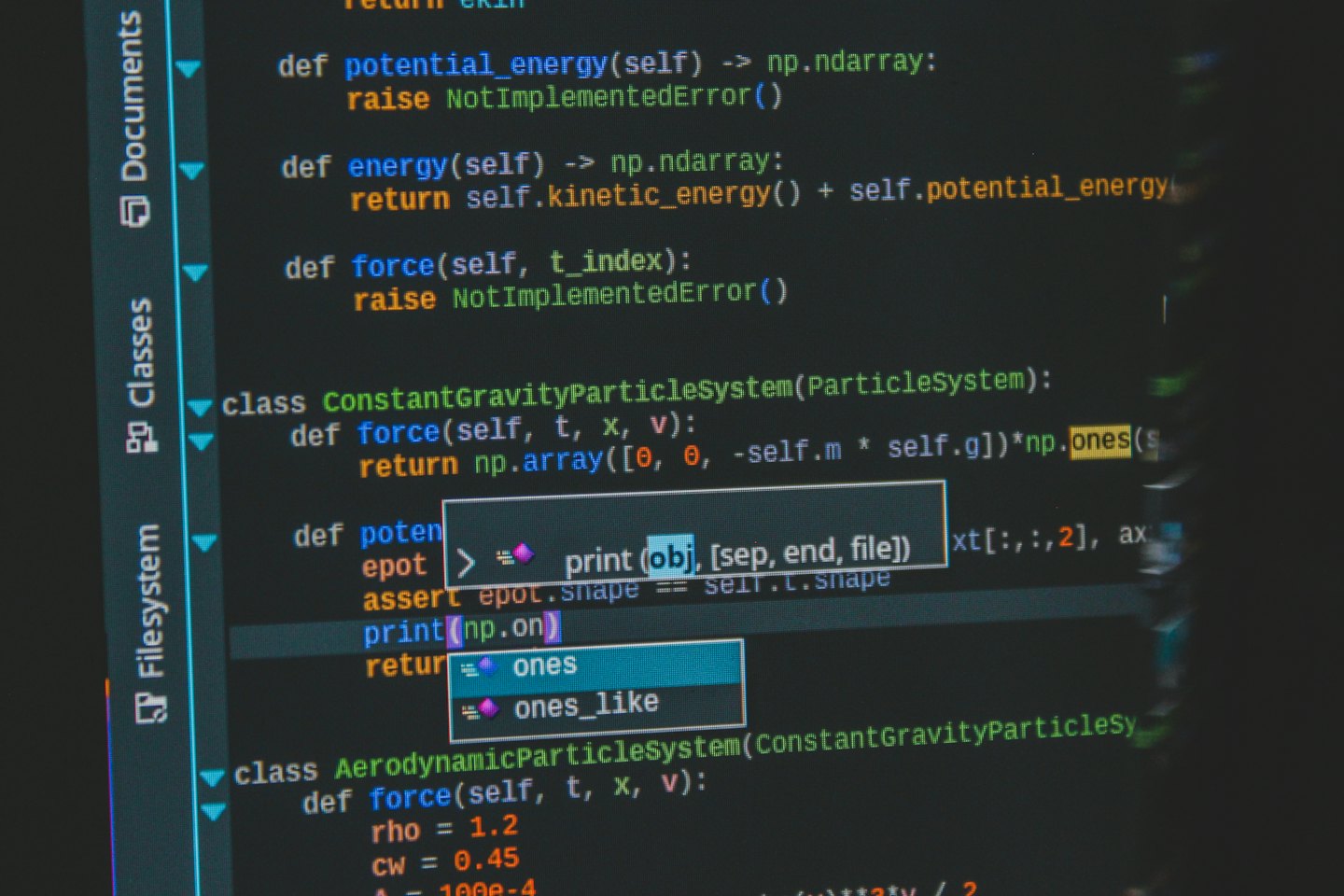 Pantalla de ordenador mostrando código Python con sugerencias.
